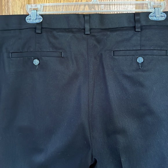 Roundtree and Yorke travel smart black men’s pants. - Picture 4 of 6